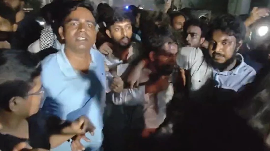 এনসিপি কার্যালয়ের সামনে ককটেল বিস্ফোরণের ঘটনায় আটক ৫